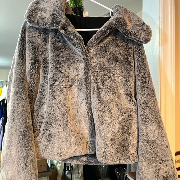 H&M Jackets & Blazers - H & M Women's Gray Faux Fur Jacket size medium very soft feel to it